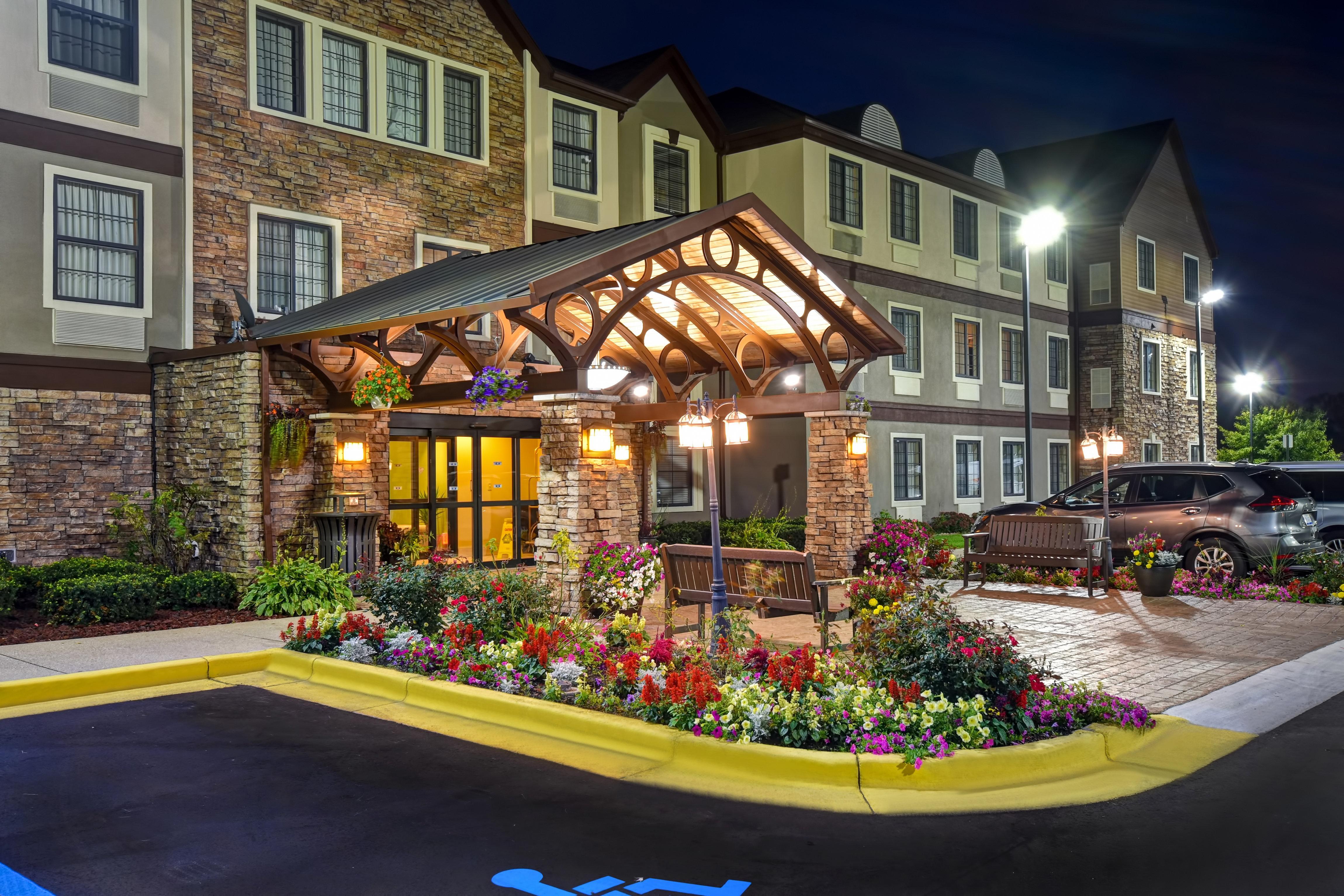 Staybridge Suites Grand Rapids-Kentwood By Ihg Cascade Exterior photo